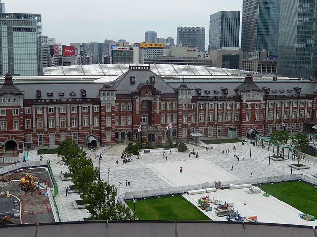 6月22日、午前11時過ぎより梅雨の晴れ間を利用して東京駅付近を散策した。 新丸の内ビル7階テラスより東京駅丸の内駅前広場を眺めると駅前広場の整備がかなり進んでいるのがわかる。<br /><br />〇駅前広場の整備については下記の通り計画されている・・2017年冬に完成予定<br /> ①中央部歩行者空間<br /> 1)舗装・・白を基調とした御影石舗装<br /> 2)植栽・・欅を植栽<br /> ②交通広場〔南部、北部〕<br /> 1)舗装・・白を基調とした御影石舗装<br /> 2)植栽・・桜、紅葉<br /><br />*写真は東京駅丸の内駅前広場の風景
