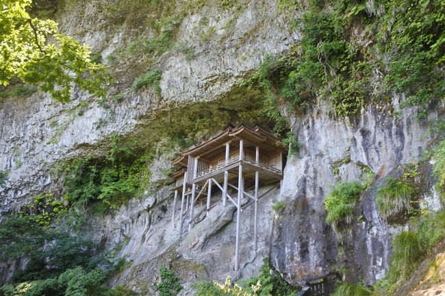 週末で三徳山と、隠岐の島へ行ってきました。<br /><br />6/17 羽田>>鳥取、三徳山、境港からフェリーで隠岐の島・西ノ島へ<br />6/18 西ノ島観光、フェリーで七類港へ、米子>>羽田<br /><br />昨年三徳山に行きましたが地震があったため三徳山は立ち入り禁止になりました。<br />補修がなされて4月頃に復活。そろそろ行きたいねとその時に一緒に行った友人と話し、行くことに。<br />どうせなら、ってことで隠岐の島へも行ってきました。<br /><br />まずは三徳山。やっぱり良かった!!!<br />