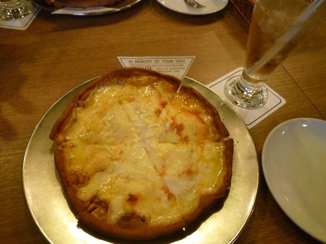 ダイエットしないと、と思いながらもおいしい物を食べたいなあ!っと<br />友人を誘って、おいしいイタリアンのお店へ出かけました。<br />明日からダイエット!<br />JR三宮で待ち合わせです。<br />北西へ10分位歩きます。<br />JR三宮駅改札付近は待ち合わせの人でいっぱいです。<br />みんな楽しそうで、平和で良い風景です。<br />