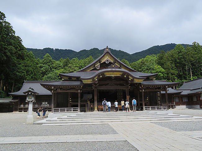 2017年6月、土日を利用した1泊2日で新潟へ小旅行をしてきました。もともとは土曜日に新潟でサッカー観戦を予定していましたが、試合時間が夜遅く日帰りは相当慌ただしくなると思ったので1泊することにしました。サッカー観戦だけでは物足りないので観光もしようと思ったのです。宿泊は新潟市内に良い宿の予約がとれなかったので少し離れた新発田にしました。<br /><br />初日は新幹線で出発。燕三条で乗り換え弥彦へ。弥彦神社で参拝した後、ロープウェイで弥彦山に登りました。その後、何ヶ所か立ち寄って新潟市に入り夜はサッカー観戦を楽しみました。