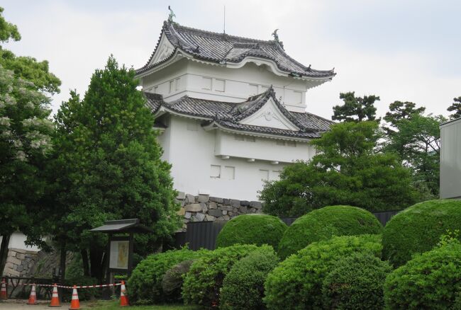 日本百名城の名古屋城の紹介です。国の名勝に指定されている『二の丸庭園』の紹介です。庭石には、佐久島石、篠島石、幡豆石などを始めとする地元の名石が多く使われているようです。(ウィキペディア、日本百名城公式ガイド)