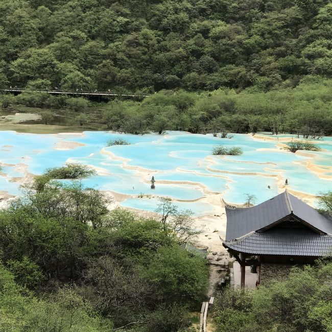 黄龍へ<br />この日は寝不足、前日からの腹痛(便秘すぎてかと思ったら、山についてから下痢に)、ランチが気持ち悪くなる不味さで空腹での高地で不安いっぱい・・・<br /><br />この日の総歩行数は18600歩ちょいで、歩数的にはたいしたことなし<br />ロープウェイ乗って、山を下るまで写真を撮って展望台登って、そこいらのトイレはしごしても2時間半(普段1.5万歩ほど歩いている)