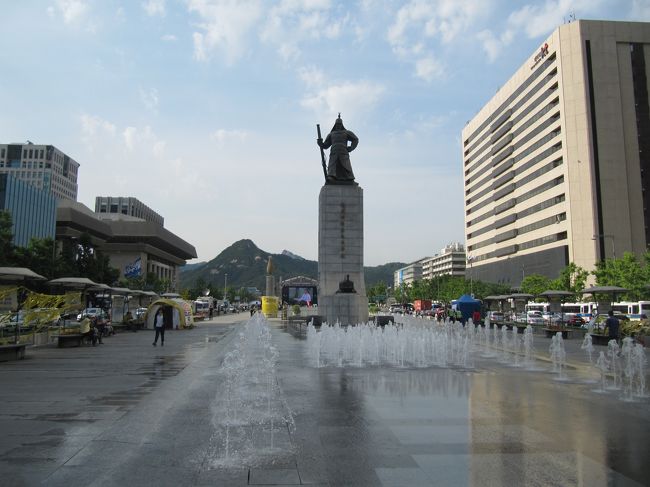 釜山からKTXで韓国の首都ソウルへ<br /><br />それまでの旅行記は 釜山・海雲台 散策記をみてください。<br />http://4travel.jp/traveler/okunoron/album/11252803/ <br /><br />ソウル市内と仁川、板門店に行ってきました。３８度線までわずか５０km足らずという実感を伴った旅行でした。<br /><br />日本で報道されているような緊迫感もなくソウルの街は至って平常どおりでした。