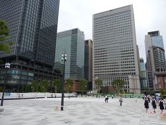 東京駅丸の内側駅舎前広場を歩く