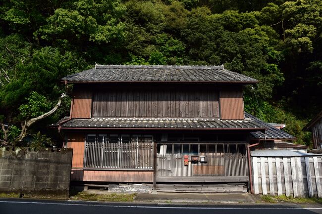 旅の行程<br />５月１１日　椿泊、日和佐浦<br />５月１２日　吉良川、奈半利、土居廓中<br />５月１３日　佐川、いの<br /><br />徳島県海部郡美波町日和佐は、古くは「和射」と呼ばれていましたが、弘法大師空海が初めてこの地へ赴いた際、朝日のあたる素晴らしい光景に感嘆して「日和佐」と名付けられた、という逸話が「阿波国村誌」に書かれています。<br /><br />近年、ウミガメの産卵地として全国的に名高い日和佐の町は、町の中心部を流れる日和佐川と日和佐湾を境に、四国第２３番霊場薬王寺の門前町として発達してきた寺前一帯と、古来港町として発達してきた日和佐浦一帯の二つに大別されます。<br /><br />土佐浜街道（現国道５５号線）に接する寺前が、薬王寺参拝のお遍路さんの増加や、ＪＲ牟岐線などの交通網の整備に伴い急速に発展した新しい町なのに対し、日和佐浦は、江戸時代中期に台頭した廻船商人がもたらせた繁栄や、文化４年（１８０７年）に那賀郡と海部郡を管轄する郡代所（御陣屋）が海部郡から移転されたことにより、明治維新に至るまで海部郡の政治、経済、文化の中心地として歩んできた歴史ある町です。<br /><br />かつての町割りが残る日和佐浦の町並みには、千本格子やばったり床几をしつらえた伝統的な町家が連なり、政治、経済、文化の中心地としての面影の残る、歴史豊かな町並みを見ることが出来ます。