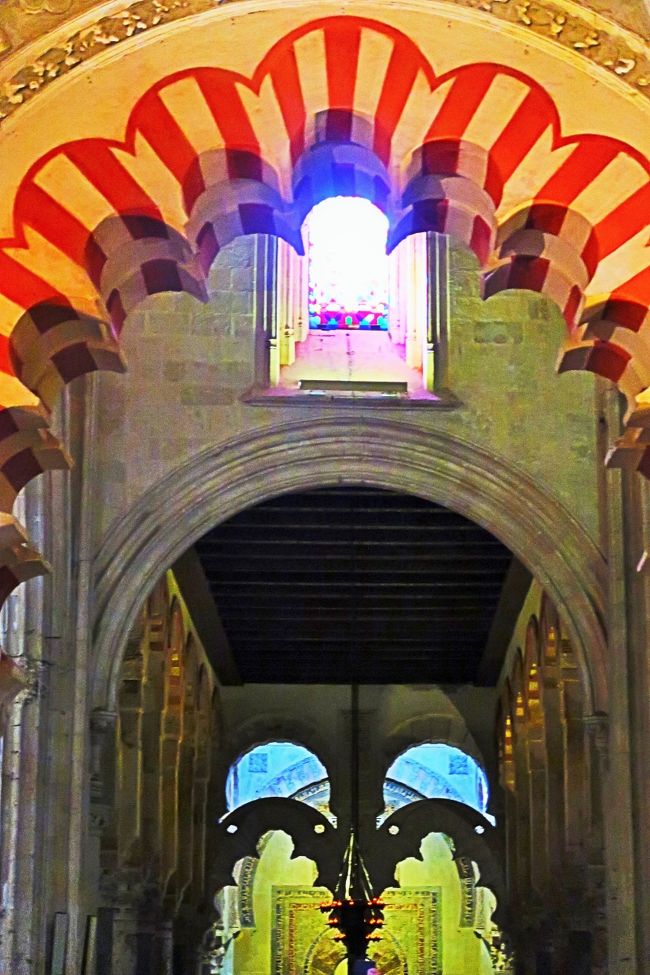 スペインアンダルシア州コルドバにあるカトリック教会の司教座聖堂「コルドバの聖マリア大聖堂を指す場合が多い。<br />メスキータ (Mezquita) は「モスク」（ひざまずく場所）、ムスリム（回教徒）の礼拝堂の意味で、スペインに現存する唯一の大モスクである。<br /><br />785年、イスラム教の寺院としてアブデラマン1世時代に建設された。その後、カトリック教徒が権力をにぎった1236年からは、内部に礼拝堂を設けたりカテドラルが新設されて、メスキータはイスラム教とキリスト教、2つの宗教が同居する世にも珍しい建築となった。<br /><br />コルドバのモスクは10世紀末に拡張工事が行われ、数万人を収容することが出来る巨大モスクが完成した。しかし13世紀にレコンキスタによってカスティージャ王国がコルドバを再征服すると、コルドバの巨大モスクはカトリック教会の教会堂に転用される。最終的には16世紀、スペイン王カルロス1世の治世にモスク中央部にゴシック様式とルネサンス様式の折衷の教会堂が建設され、現在のような唯一無二の不思議な建築物として成立を見た。現在、この聖マリア大聖堂は世界遺産に登録されている。<br /><br />メスキータは大きく3つの構成要素からなる。<br />アミナール (Aminar) - 回教寺院の「塔」<br />オレンジの木のパティオ (El Patio de los Naranjos) - 礼拝者が体を清めるための沐浴を行う清めの「中庭」。<br />「礼拝の間」 - (Prayer Hall) - 無数の柱が森のように広がる祈りの場　礼拝の間にはキブリ壁といわれるメッカのカーバ神殿の方向を指し示す壁が正面にあり、目印となるミフラーブ (Mihrab) と呼ばれる小さな窪みが設けられている。<br /><br />1236年、フェルデナンド3世によりコルドバが征服されるとメスキータはキリスト教の礼拝堂として使われ始める。16世紀に入り、内部には大聖堂が建設されることによってメスキータは大きな転機を迎える。求心的なカトリックの祈りの空間がこの空間に挿入される。<br />（フリー百科事典『ウィキペディア（Wikipedia）』より引用）<br /><br />メスキータ　については・・7<br />http://guide.travel.co.jp/article/5547/　http://yuuma7.com/%E3%82%B3%E3%83%AB%E3%83%89%E3%83%90%E3%81%AE%E3%83%A1%E3%82%B9%E3%82%AD%E3%83%BC%E3%82%BF%E3%82%92%E3%81%98%E3%81%A3%E3%81%8F%E3%82%8A%E8%A6%8B%E3%81%A6%E6%AD%A9%E3%81%84%E3%81%A6%E3%81%BF%E3%81%9F/<br /><br />憧れのスペイン10日間　　（ルフトハンザ　ドイツ航空利用）<br />コース番号：E527A　　ブランド：トラピックス　総額　327,750円<br />6日目<br />09：00；ホテル発。<br />イスラムの古都【世界遺産】コルドバ歴史地区観光（1時間30分)<br />（【世界遺産】◎メスキータ、○花の小径）。<br />観光後、ラ・マンチャ地方ヘ（約260KM、約3時間30分）。<br />着後、ラ・マンチャ地方で、○白い風車を見学（15分）。<br />その後、トレドへ（約64KM、約1時間）。<br />17：30；ホテル着。<br />【宿泊地：トレド泊】　●アルフォンソセスト