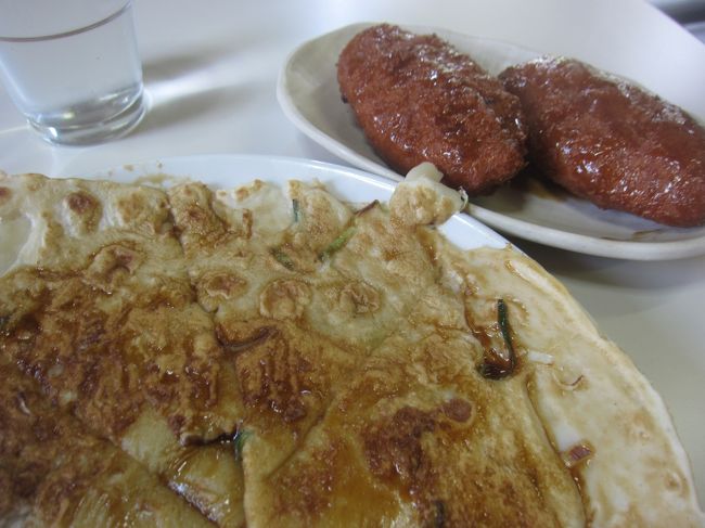 ゼリーフライってどんな物だろうか?<br />前から気になっていた食べ物だ。<br />どうやらゼリーをフライにしたものではないらしい。<br />ならば一度確かめに行ってみよう!<br />ということで調べてみると、「ゼリーフライ」とは別に<br />行田周辺では「フライ」というのもあるらしい。<br />ますます不思議なこの町、いまいち実態が掴めない。<br /><br />更に調べてみると江戸時代には忍藩があり、更に遡ると<br />弥生時代の埼玉古墳群がある場所だとか。<br />何と「埼玉県」の名前の由来がここにあった!<br /><br />なのにどの名所・名物にも「行田」と入っていないもんだから<br />行田はいまいち有名になり切れない。<br /><br />「行田」って何がある?「行田」ってどこにある?<br />これらを確かめに22,744歩歩いてきた。<br /><br />【表紙の写真】かねつき堂の『ふらい』&『ゼリーフライ』