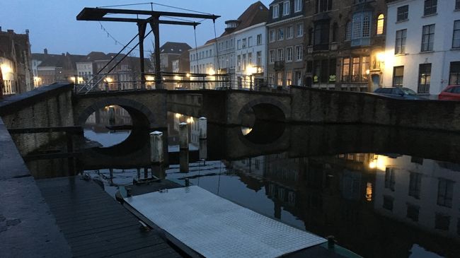 ご訪問ありがとうございます。<br />ベルギー、フランダース地方の旅、アントウェルペン、ヘントに続いての3か所めは聖子ちゃんの歌にも歌われた運河の街ブルッへ（ブルージュ）です。<br /><br />ブルッヘは人生初の海外旅行でヨーロッパへ来たときに立ち寄っていて、初めてではないのですが、時期がだいぶ前ですし、写真などもあまり残っていないこともあり、はっきりしたイメージは残っていませんでした。<br />今回再訪し、運河の両側に並ぶヨーロッパ風の建物が水面に映る風景がやはりいちばんブルッヘらしいなと改めて感じました。あとは運河に住むたくさんの白鳥ですね。今回はUSE-IT MAPという若者トラベラー向けに地元の人達によって作られた地図を持って観光ルートから離れたところも歩いてみました。ベルギーの観光地と言えば必ず名前が上がるほどの有名な街ですが、観光ルートから少し離れれば暮らす場所としての街の表情も見えてそちらも楽しかったです。<br /><br />日程表（この旅行記は★の部分）<br />　17日　広州→香港→ドーハ　空港泊　<br />　18日　ドーハ→ブリュッセル　空港バスでアントウェルペンへ　アントウェルペン泊<br />　19日　アントウェルペン滞在　アントウェルペン泊<br />　20日　列車でヘントへ　ヘント泊<br />★21日　列車でブルッヘへ　ブルッヘ泊<br />★22日　ブルッヘ滞在　ブルッヘ泊<br />★23日　列車でブリュッセルへ　ブリュッセル泊<br />　24日　ブリュッセル滞在　ブリュッセル泊<br />　25日　列車でナミュールとディナンへ　ブリュッセル泊<br />　26日　タリスでパリへ　パリ泊<br />　27日　パリ滞在　パリ泊<br />　28日　パリ→ドーハ　深夜着～<br />　29日　早朝便でドーハ→香港　深センを経て広州へ帰宅