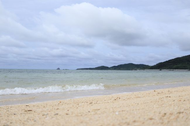 沖縄大好きの私。今回は初めて久米島を旅しました。<br />お目当ては「モヤモヤさまぁ～ず２」でも紹介された、東洋一の美しさをほこる「はての浜」。<br />６月ということでお天気が心配でしたが、沖縄の梅雨は雨が降っても降り続くことはあまりないとの情報もあり、大丈夫だろうと思っていたらまさかの連日大雨（笑）。<br />外で遊べたのは１日だけ。でも、なんとかはての浜へ行って、ドライブして、美味しいものたくさん食べて、久米島を満喫。<br />雨でも楽しかったということは、晴れたらどれだけ楽しいのかしら。<br />いつか、晴れの久米島に戻ってこようと思います！<br /><br />１日目：到着、イーフビーチでシュノーケル<br />２日目：島一周ドライブ、バーデハウス<br />３日目：はての浜ツアー、ドライブ<br />４日目：バーデハウス、帰宅