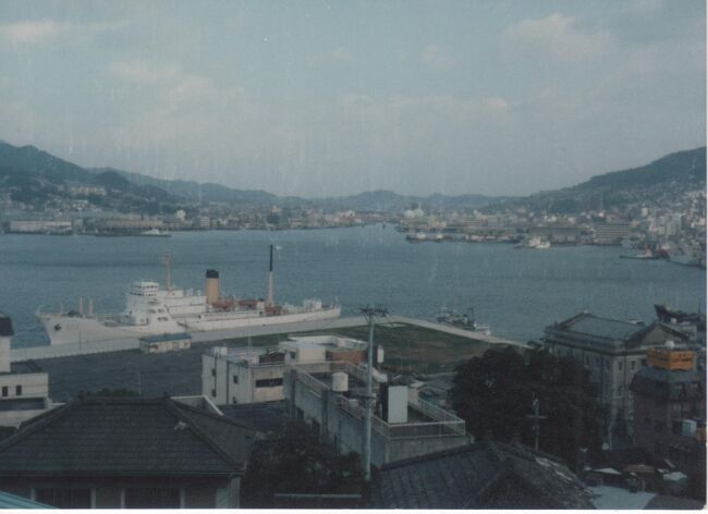 1985年の長崎の写真です。<br /><br />この時は、米国人夫婦を案内して北九州→阿蘇→長崎と電車で周遊したのですが、長崎到着後は別行動とし、私は一人で気ままに観光しました。<br /><br />この後、長崎から特急＆新幹線を乗り継いで東京まで帰りました。が、長時間の電車は疲れたので、飛行機で帰れば良かった、と反省した記憶があります。<br /><br />米国人夫妻は、多分、飛行機で東京or大阪？へ帰りました。<br /><br />私は英語が不得意なので、ツアーコンダクターは大変でした。