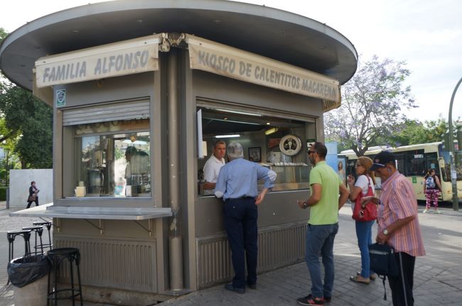 スペインのセビージャでchurrosを食べるなら。<br /><br />セビージャ観光でマカレナを訪れたのなら是非食べてみませんか？、churros食べ歩いてチョット唸ったのがアルフォンソ家のchurros、屋台のchurros 店では断トツに美味しいですよ。<br /><br />朝食べるのもイイのですが観光のついでに歩きながらオヤツ感覚で食べるのもありですね。<br /><br />FAMILIA ALFONSO　　KIOSCO DE CALENTITOS MACARENA<br /> <br />場所はバシリカ・デ・ラ・マカレナ正面の道路を挟んで向かえのキオスク（屋台）