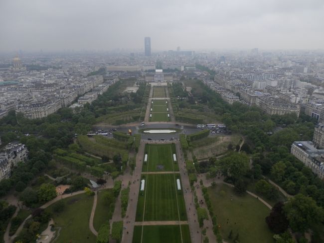 フランスのパリへ超久しぶりに行って来ました。<br /><br />テロによる大きな爆破事件があったりして、<br />『観光客が減っている･･･』と言われていますが、<br />確かに日本人は減っていますが、欧米人や日本以外のアジア人は沢山<br />観光に来ていて賑わっていました。<br />比較的ホテルや飛行機が安い今がパリは行き時です。<br /><br />あらためて感じたのが、ヤッパリパリは世界一の観光地だ言う事です。<br />街はお洒落だし、食べ物は美味しいし、見所も沢山ある。<br />お買物も･･･ヤッパリパリは退屈しません。<br /><br />今回の旅での美味しい物は、<br />最近、東京の恵比寿にも出店したミシュラン３★のレストランへ<br />お肉を卸している有名な御肉屋さんへ行って来ました。<br />お店の片隅でステーキを頂きました。<br />赤みのお肉ですがとっても美味しかったです。<br /><br />観光では、<br />ベタにエッフェル塔に登り、ついでに凱旋門にも登って来ました。<br />今まで何度もパリには来てますがエッフェル塔も凱旋門も登った事が無かったので良い経験をしました。<br />