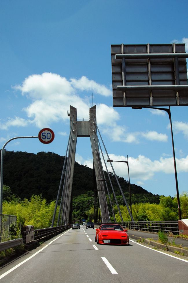 昨日（6月3日）、親戚夫婦が埼玉県からやって来ました。<br />目的は、一心寺で開帳される骨仏をお参りすることと、以前伯母の逝去の際に調べていて、曾祖母から自分たちのルーツを辿って気にかかっていたことを確かめてみたいと思っていたので、ウチの母親が生きている間に、綾部市の大本教を訪問してみたかったと言う事がきっかけで、宮津までで掛ける事になりました。<br /><br />曾祖母の一家は、先祖代々の墓地を綾部の大本さんに置いていたので、ウチの母親とこまは、以前は良く大本教綾部総本山を訪れていました。その事を知っている親戚は、一度訪問してみたいとウチの母親に相談していたので、今回実現に至った･･･と言う経緯。<br />で、わざわざ関西まで来た上に、綾部まで出掛けるのなら、もう少し足を伸ばして、天橋立で一泊して帰ることを、ウチの母親が提案したことから、今月6月4日と5日の一泊二日で、綾部・宮津方面の小旅行へ出掛けることになりました。<br />大本教の墓地をお参りした後は、綾部に出来たばかりの「グンゼスクエア」に出かけて、今開催中のバラ園を見て来る予定です。<br /><br />その足で、丹後宮津の天橋立へ向かい、散策した後は、現地で宿泊して翌日帰宅します。<br />ホテルは、天橋立エリアではなく、対岸の半島に有る「宮津ロイヤルホテル」ですが、見晴らしの良い立地に建てられた綺麗名外観のホテルでしたので結構期待しておりますが、如何な結果になる事でしょうか。<br /><br /><br />先日のシャガ群生地訪問で、高速の状況や道の具合は予行演習済みなので、本日もその時と同じ「京丹波わち」で降りて綾部方面へ走って行きます。<br /><br />ただ、その時に耳に入っていた高速道路の改修工事情報で、少しひやっとしたことが有りました。<br />園部から京丹波わち間が、道の劣化で改修計画が入っていて、5月末から6月3日の20時まで終日通行止めになり、その後、2日間は通常利用開放になった後、6月5日の20時から中頃までは終日完全閉鎖になるとのこと。<br /><br />こまたちが利用する2日間だけが、ピッタリ工事の休止期間に入っていたお陰で、往復とも、普通に高速走行で出掛けられる事になったので、「これって神業ヤン！」とビックリしたり感激したり。<br /><br />この運もさながら、両日とも天気も最高で、しかも温度も低めで助かりました。<br />その前の週が真夏のような気温だったので、これもまた幸運の賜でした。<br /><br /><br />では、先ずは綾部の大本さんへ向かいお墓参りから！