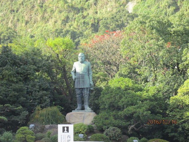 照国神社の正式な表記は照國であり、先にも触れたように、この神社は薩摩藩第11代藩主島津齋彬公が照國大明神として神格化され、その大明神を御祭神として幕末に創建された神社で、正一位、鹿児島の総氏神となっている。境内には資料館が併設されていて、中に入ると、齋彬公の数々の事績が展示されている。彼は主に江戸の薩摩藩邸(現・田町のNEC本社ビルの跡地)に住んでいて、国元の薩摩に帰るのはまれであったが、英明高い藩主で、多くの薩摩藩民から慕われていた。一説によれば、西郷も公のお庭番のような裏の仕事をしていたとのことを何かの本で読んだこともある。<br /><br />資料館の中には公の見慣れたふくよかな顔立ちの写真なども展示され、一昨日、銅像の顔立ちと写真とは大分違うのではないかとのコメントが名無しのキムチ氏より寄せられたが、確かに銅像の顔立ちと写真はかなり違っている。銅像は朝倉文雄氏の彫塑であるが、彼は写真も見ないで、勿論実際の齋彬公とも会ったこともなく、話の中の想像で制作されたものなのか・・。中にはペリーの写真なども展示されていて、幕末の緊迫した空気がどことなく漂っていた。<br /><br />資料館を出て、先刻City Busの中でチラっと見えた西郷隆盛像に向かって歩く。神社と旧鶴丸城址の前は中央公園になっていて、その正面に城山を背にして隆盛像が建っている。この像がいつ建立されたのかは知らないが、その前の歩道には「西郷南洲翁終焉百年之碑」とあり、没後100年を記念して建立されたものかも知れない。官軍の軍服姿の威風堂々としたもので、既に賊軍の汚名は注がれている。<br /><br />西南戦争後、100年経った今では、西郷翁、いや、南洲翁は郷土の英雄になっている。いやそれは、西南戦争が起きようが起きまいが、薩摩のみならず、日本の開国の英雄であることには違いない。さて、見上げるような高さの南洲翁の銅像を眺め、再びCity Busに飛び乗って、いよいよ最後神社に向かうことにした。<br />