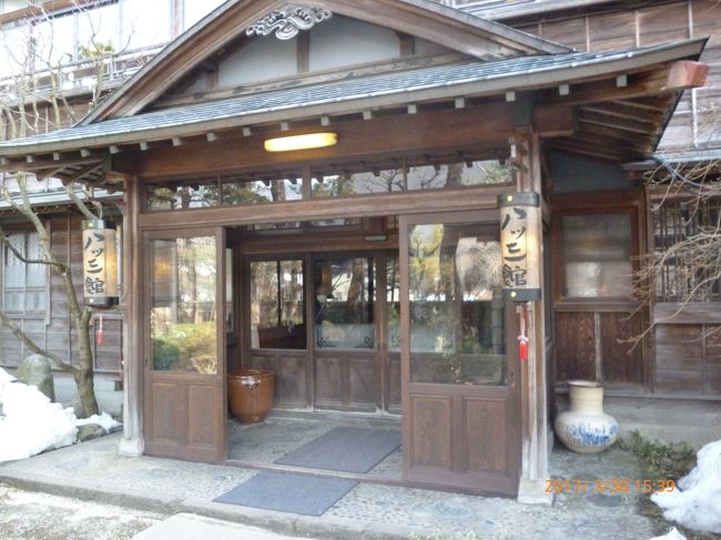 毎年恒例となった飛騨・高山のグルメ旅です。　飛騨古川の映画「ああ野麦峠」で有名な、老舗旅館の「八ッ三館」に泊まり、とても美味しい料理をいただく、素晴らしい旅行でした。<br />八ッ三館での夕食は、食前酒に始まり、先付、八寸、お椀、造り、焼物、強肴、お凌ぎ、酢物、汁、御飯、香の物、水の物まで１３種類もの料理が、適当な間をおいて出てきます。　朝食はお釜炊き御飯に、棒葉味噌や干物など、１０種類のおかずが出てきました。　<br />女将さんや中居さんたちの対応も素晴らしく、落ち着いた雰囲気で宿泊することができます。