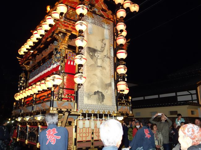 「秩父夜祭」、京都の「祇園祭」とともに「日本三大曳山祭り」に数えられる「飛騨の高山祭」、<br />昭和39年4月15日、お祭りシリーズの切手「高山まつり」が発行され初日印を収集に行った時以来の飛騨高山、<br />千葉からの一泊バスツアーに参加して来ました。<br />高山祭りは、ユネスコの無形文化遺産に登録されており、春の祭は旧高山城下町の南半分の氏神様である<br />日枝神社（山王様）の例祭で「山王祭」と呼ばれております。<br />秋の祭りは「八幡祭」、旧高山城下町北半分の氏神様である桜山八幡宮の例祭です。<br /><br />