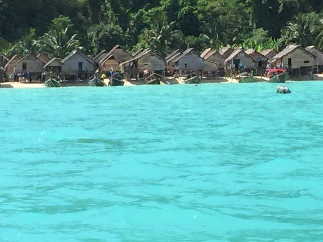 タイ最後の秘境のスリン島<br /><br />国立公園なので、立ち入り禁止期間があり、レアなビーチです! 本土から舌を噛みそうな暴走ボートに乗り、1時間のジェットコースター状態に耐えなければならないので、乗り物酔いする方は地獄! 宇宙飛行士の訓練?みたいなハードさハンパない! なんでそんなに急ぐんだ~ぁ? ぐらい飛ばさないと、たどり着けないくらい遠かった! 確かに秘境だわ~<br /><br />とっとと書かないと、もう、次のタイへ出国しちゃう~! なので、アップのラッシュです! すいません!