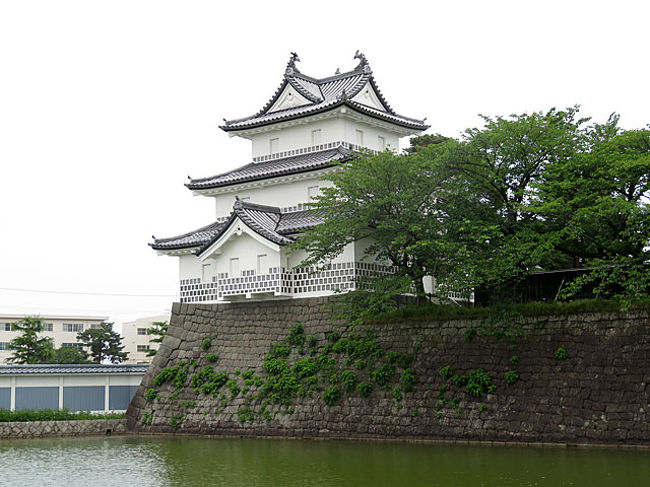 2017年6月、土日を利用した1泊2日で新潟へ小旅行をしてきました。もともとは土曜日に新潟でサッカー観戦を予定していましたが、試合時間が夜遅く日帰りは相当慌ただしくなると思ったので1泊することにしました。サッカー観戦だけでは物足りないので観光もしようと思ったのです。宿泊は新潟市内に良い宿の予約がとれなかったので少し離れた新発田にしました。<br /><br />2日目は新発田市内を観光スポットを歩いて回り、帰りに新潟市内の立ち食いそば屋に寄って帰りました。