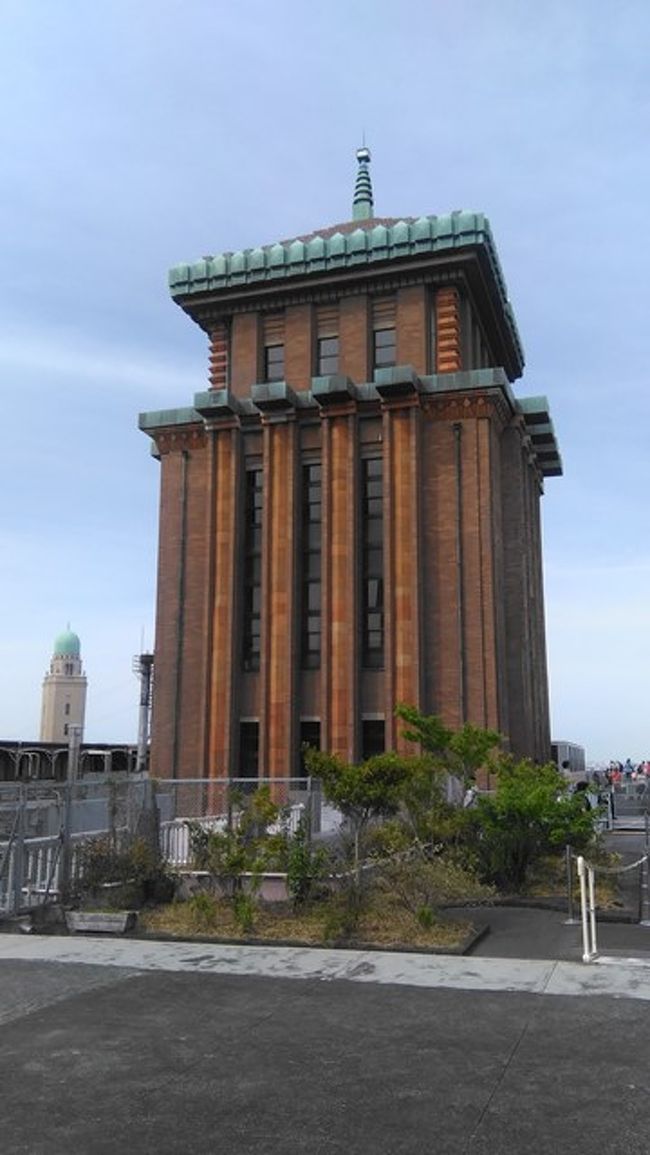 毎年GWの時に一般公開される神奈川県庁舎。毎年行こう行こうと思いつつなぜか予定が合わず、今年よう～やくいけました！<br /><br />横浜三塔のひとつ「キングの塔」として親しまれている神奈川県庁本庁舎。一般公開のこの日には、スライドによる説明会も開催されていて、県庁舎の建物の歴史がとてもよく理解できました♪<br /><br />今日は国際仮装行列の日でもあるので、パレードも見ることができます。<br /><br />ランチは横浜開港資料館にあるカフェ『AujardindePerry』、そしてディナーは話題のアルゼンチンの「Parilla」を堪能できる『花咲　Butchers Store 』へ。おまけはアメリカンな焼き菓子が味わえる吉田町の『BAKE ROOM』です♪