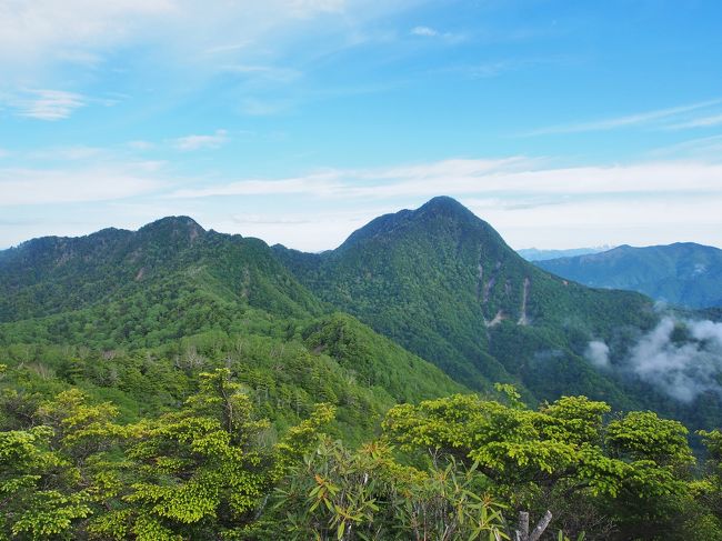 鎖場、鋸山先の急降下後の皇海山への登り、全っ然刈られていない笹…こんなダートなルート歩いたの初めてです。<br />ここ歩けばどんなルートも整備されてると思えるようになったことが今山行の収穫でした(笑)。