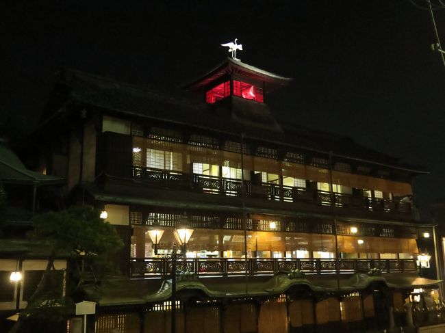 四国ツアー２日目の夜は愛媛県の道後温泉に泊まりました。ホテルは「茶玻瑠（ちゃはる）」。このホテルがとても良かったです。<br /><br />夕食後、温泉街を散歩しました。<br />有名な道後温泉本館は東西南北どこから見ても違う顔を見せる、とても複雑な造りでした。まるで「千と千尋の神隠し」に出て来る「油屋」のよう。とても魅力的な建物でした。ツアーがうたう８つの絶景の中には入っていないのですが、私としては道後温泉本館を絶景の一つに入れたいぐらいです。<br /><br />ちょうど午後９時、たまたま通りがかって、商店街入口に建つ「坊っちゃんカラクリ時計」のパフォーマンスを見ることができました。ラッキーでした。<br /><br />お風呂はホテルの温泉風呂を楽しみました。露天風呂は岩風呂と薔薇風呂があり、すいていてゆっくりできたのでそれで満足し、道後温泉本館のお風呂には入りませんでした。ツアーで本館の入浴券をもらっていたのですけどね。<br /><br />では、とても楽しかった道後温泉の思い出、ご覧ください。<br /><br /><br />～＊～＊～＊～＊～＊～＊～＊～＊～＊～＊～＊～＊～＊～＊～<br /><br /><br />このツアーが巡る絶景８ヶ所は次のとおり。<br /><br />絶景１　大歩危<br />絶景２　祖谷（いや）のかずら橋<br />絶景３　桂浜<br />絶景４　足摺岬<br />絶景５　四万十川<br />絶景６　金刀比羅宮<br />絶景７　善通寺<br />絶景８　鳴門の渦潮<br /><br />８つの絶景のうち、７つまでは見られました。<br />見られなかった一つは何か？<br />最後まで読んでいただくとわかります。<br /><br /><br /><br />旅行のスケジュール　★印は本旅行記で取り上げた場所<br /><br />６月18日（日）　　羽田空港午前７時45発のJAL475便で高松空港へ<br />　　　　　　　　　大歩危峡<br />　　　　　　　　　祖谷のかずら橋<br />　　　　　　　　　桂浜<br />　　　　　　　　　高知城<br />　　　　　　　　　高知市内の「龍馬の宿　南水」泊<br /><br />６月19日（月）　　足摺岬<br />　　　　　　　　　金剛福寺<br />　　　　　　　　　四万十川遊覧　屋形船で幕の内弁当の昼食<br />　　　　　　　　★道後温泉「茶玻瑠（ちゃはる）」泊<br /><br />６月20日（火）　　金刀比羅宮<br />　　　　　　　　　善通寺　四国八十八ヶ所霊場お砂踏み<br />　　　　　　　　　鳴門公園　うずしお鑑賞<br />　　　　　　　　　徳島空港19時55発JAL464便で羽田空港へ