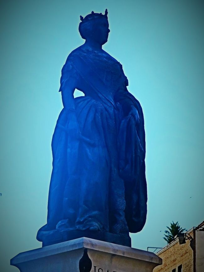 メトロのオペラ駅で下車して地上に出てくると、広場に大きな銅像が立っています。近寄ると、銅像の足元に&quot;Isabel Ⅱ&quot; と記されてありました。<br />コロンブスのアメリカ発見を支援したイザベル女王とは別人で、１９世紀中ごろ、ナポレオンのスペイン侵略以降の混迷期の女王イザベル２世の銅像でした。この女王は、１８６８年に共和主義者が起こしたクーデターにより王位を追われたとのことです。この広場は、女王の名をとってイザベル２世広場と呼ばれます。<br />（http://tokyoweb.sakura.ne.jp/travel/foreign/spain/spain8/spain8.html　より引用）<br /><br />マドリード（Madrid）は、スペインの首都である。マドリード州の州都であり、マドリード州の唯一の県であるマドリード県の県都でもある。英語等の発音から「マドリッド」ともいう。<br />人口は約325万人。2011年の都市圏人口は541万人であり、世界第57位、欧州では第5位である。 紋章はイチゴノキとクマ。<br />（フリー百科事典『ウィキペディア（Wikipedia）』より引用）<br />  <br />憧れのスペイン10日間　　（ルフトハンザ　ドイツ航空利用）<br />コース番号：E527A　　ブランド：トラピックス　総額　327,750円<br />7日目<br />10：00；ホテル発。<br />「【世界遺産】トレド市内観光（2時間）（スペインキリスト教の総本山○カテドラル、エル・グレコの傑作が眠る◎サント・トメ教会、）。<br />観光後、マドリッドへ（約74KM、約1時間15分）。<br />14：30；マドリッド市内観光（3時間30分）（ベラスケスの「ラスメニーナス」やゴヤの名画が並ぶ◎プラド美術館（2時間）ピカソの「ゲルニカ」をはじめダリやミロの名画が展示される◎国立ソフィア王妃芸術センター（1時間）、）へ。<br />20：30；ホテル着。<br />【宿泊地：マドリッド泊】  ●プラガ　　（2連泊）<br />