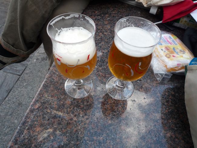 ６月は私のお誕生月。<br />妹が少し早いお誕生日のお祝いにベルギービールのイベントに招待してくれました。<br />2015年に初めて参加し、秋にはオランダ・ベルギー旅行で当地でベルギービールを楽しみました。<br />2016年は東京一人旅をしていたので不参加。今年も妹と参加しました。<br />妹は毎年行っています。ちなみに、私と行った日とは別の日に友人とも行ったそうです。<br />2015年とオランダ・ベルギー旅行で飲めなかったビールを飲んでみました。<br />すでに終了しているところが多いですが、これから開催される都市もあります。<br />終了：名古屋・横浜・福岡・大阪・金沢<br /><br />6月24日（土）～7月2日（日）：札幌市　大通公園８丁目<br />7月27日（木）～7月30日（日）：仙台市　匂当台公園<br />8月30日（水）～9月3日（日）：神戸市　メリケンパーク<br />9月14日（木）～9月18日（月・祝）：東京　六本木アリーナ<br /><br />※詳細は公式HPを参照してください。<br />https://belgianbeerweekend.jp/2017/ja<br /><br />【ポケットガイド】より<br />ベルギーの首都ブリュッセルで、毎年９月の第１週末に開催される<br />ベルギービールウィークエンド。<br />さすが、ビール王国！<br />世界遺産に指定された美しい広場「グランプラス」が、<br />世界中から集まったビール好きでにぎわいます。<br /><br />日本におけるベルギービールウィークエンドは2010年にスタート。<br />100種類以上のビール、美食の国自慢の料理、<br />ベルギーのアーティストによるライブと、<br />ベルギー文化を丸ごと体験できる日本で唯一のイベントです。<br /><br />写真は指定のグラスに入ったベルギービール。<br />生のベルギービールが飲めて楽しいイベントでした！