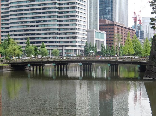 6月22日、東御苑を訪問した後、パレスホテル東京と日本生命丸の内ガーデンタワーの間にある細い通りを通って、ガーデンタワー前の通りに出ると美しい光景が見られる。　和田倉橋と和田倉濠及び巽櫓である。<br /><br /><br /><br />*写真は日比谷通りと和田倉噴水公園を結ぶ和田倉橋