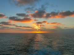 ８日目：マデイラ島沖の夕焼け （ポルトガル）：MSCマニフィカ号で行く：常春の楽園カナリア諸島とマデイラ島を巡るクルーズ１５日間