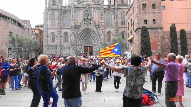 妻と行くスペイン（4-①） バルセロナのゴシック地区でカタロニア人の誇り、カテドラルやサルダーナを見た