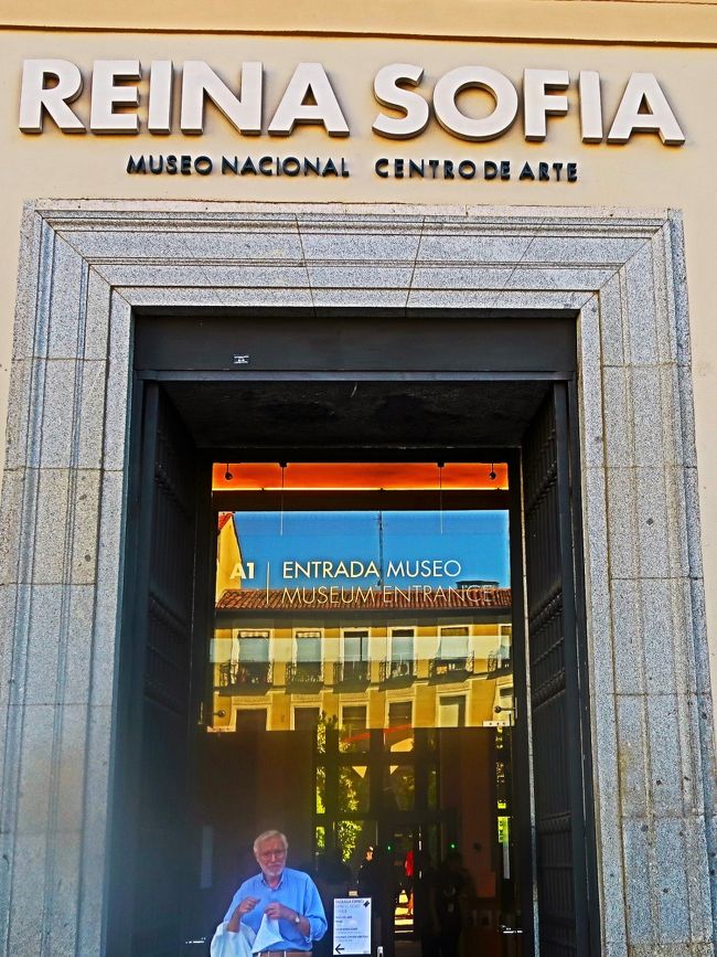 ソフィア王妃芸術センターは、スペインのマドリードにある美術館。<br />フアン・カルロス1世の王妃ソフィアにちなんで名付けられた。20世紀の近現代美術を中心に展示されている。<br /><br />メインの建物となるサバティーニ館は、18世紀にカルロス3世が、イタリアの建築家フランチェスコ・サバティーニに命じて設計させた病院を改築したもの。サバティーニ館の南側に2005年、フランスの建築家ジャン・ヌーヴェルの設計による新館が増築されている。サバティーニ館は1階から4階までの4フロア、新館は0階と1階の2フロアで構成されている。<br /><br />パブロ・ピカソやサルバドール・ダリ、ジョアン・ミロなどの作品を多く所蔵する。ピカソの代表作『ゲルニカ』は、スペインへの「里帰り」後、プラド美術館別館から本美術館に移され、常設展示されている。<br />（フリー百科事典『ウィキペディア（Wikipedia）』より引用）<br /><br />ソフィア王妃芸術センター　については・・<br />https://www.expedia.co.jp/Museo-Nacional-Centro-De-Arte-Reina-Sofia-Madrid.d501624.Place-To-Visit<br />https://www.klm.com/destinations/jp/ja/article/centro-de-arte-reina-sofia<br /><br />マドリード（Madrid）は、スペインの首都である。マドリード州の州都であり、マドリード州の唯一の県であるマドリード県の県都でもある。英語等の発音から「マドリッド」ともいう。<br />人口は約325万人。2011年の都市圏人口は541万人であり、世界第57位、欧州では第5位である。 紋章はイチゴノキとクマ。<br />（フリー百科事典『ウィキペディア（Wikipedia）』より引用）<br />  <br />憧れのスペイン10日間　　（ルフトハンザ　ドイツ航空利用）<br />コース番号：E527A　　ブランド：トラピックス　総額　327,750円<br />7日目<br />10：00；ホテル発。<br />「【世界遺産】トレド市内観光（2時間）（スペインキリスト教の総本山○カテドラル、エル・グレコの傑作が眠る◎サント・トメ教会、）。<br />観光後、マドリッドへ（約74KM、約1時間15分）。<br />14：30；マドリッド市内観光（3時間30分）（ベラスケスの「ラスメニーナス」やゴヤの名画が並ぶ◎プラド美術館（2時間）ピカソの「ゲルニカ」をはじめダリやミロの名画が展示される◎国立ソフィア王妃芸術センター（1時間）、）へ。<br />20：30；ホテル着。<br />【宿泊地：マドリッド泊】  ●プラガ　　（2連泊）