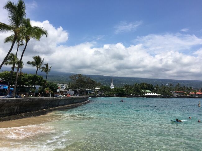 ３回目のビッグ・アイランド（ハワイ島）は、過去２回にひと通り観光もしたし、ワイコロアの宿でのんびりしようと言っていたものの、貧乏性なので、結局は あちこち駆け巡る忙しい旅になりました。ハワイ島ならではの大自然と触れ合い、美味しいものも食べ（３度目になると美味しいお店もわかってきました）、ちょこちょこ買い物もして…<br />何よりもやはりビッグ・アイランドは、まるで地球ではないような（火星か月面みたいな）ど迫力の自然が魅力です。少しでも、大好きなハワイ島の魅力を伝えられたらと思います。<br />写真が多くなったので、前半と後半に分けました。後半は、ワイコロア、カイルアコナ、ハプナビーチ、メリマンズなどです（後半はほとんど、食べて買って…の記録です）。