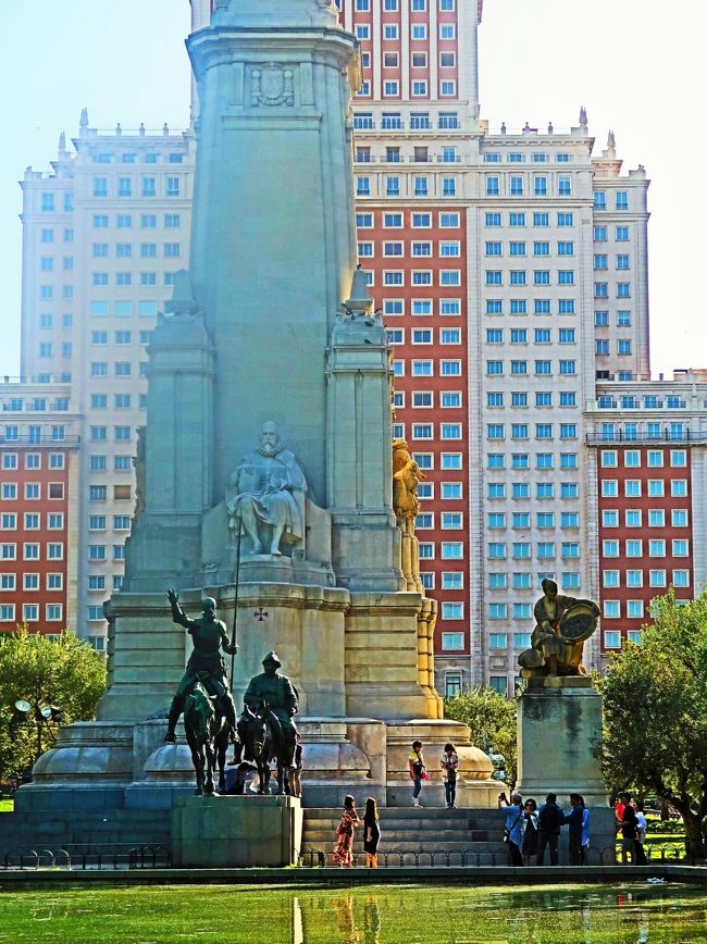 <br />マドリードのスペイン広場（Plaza de Espa&amp;ntilde;a）は、同市セントロにある広場。グラン・ビア（en:Gran V&amp;iacute;a）の西、王宮の北に位置し、人気のある観光スポットとなっている。<br />「ドンキホーテとサンチョ・パンサの像」などセルバンテスを記念した像がいくつも建てられている。<br />市内で最も重要な広場の 1 つで、マドリードの空にそびえ立つ高層ビルとミゲル・デ・セルバンテス記念碑を両方眺められます。<br /><br />エスパーニャ広場はマドリードの目抜き通りが交わるところ、グラン ヴィアがプリンセサ通りに名を変え、自動車やトラック、バスがクラクションを鳴らし合って先を急ぐ場所にありますが、喧騒 (けんそう) 渦巻く市の中心にありながら、人々が緑陰でのつかの間の安らぎを求めて集まる広場です。 <br /><br />20 世紀のマドリードに建てられた古典的な建築の好例、エディフィシオ エスパーニャは、工期は 1947～1953 年ながら、ネオバロック様式を用いた高層 25 階建てで、当時はマドリード一の高さを誇るビルでした。隣接する角にあるトーレ デ マドリードは、同じ建築士が 1954～1957 年に建てた超高層ビルで、高さは 142 m (466 フィート) と、エディフィシオ エスパーニャを追い抜いただけでなく、ヨーロッパで一番高い空を支配するコンクリート構造物となりました。<br /><br />広場の真ん中には、戯作や小説の作家として有名なミゲル・デ・セルバンテス・サアベドラを記念したセルバンテスの石像が立っています。文学好きなら、この記念碑が足下に見下ろすブロンズ像がドン・キホーテと従者サンチョ・パンサであることが分かるでしょう。<br />園内は緑の木々が豊かに茂り、木陰でリラックスするのにぴったり。夏は食べ物などを売る屋台が並びますが、広場の周りにもレストランが何十店か軒を連ねています。 （下記より引用）<br /><br />スペイン広場　については・・<br />https://ja.wikipedia.org/wiki/%E3%82%B9%E3%83%9A%E3%82%A4%E3%83%B3%E5%BA%83%E5%A0%B4_(%E3%83%9E%E3%83%89%E3%83%AA%E3%83%BC%E3%83%89)<br /><br />マドリード（Madrid）は、スペインの首都である。マドリード州の州都であり、マドリード州の唯一の県であるマドリード県の県都でもある。英語等の発音から「マドリッド」ともいう。<br />人口は約325万人。2011年の都市圏人口は541万人であり、世界第57位、欧州では第5位である。 紋章はイチゴノキとクマ。<br />（フリー百科事典『ウィキペディア（Wikipedia）』より引用）<br />  <br />憧れのスペイン10日間　　（ルフトハンザ　ドイツ航空利用）<br />コース番号：E527A　　ブランド：トラピックス　総額　327,750円<br />8日目<br />09：00；ホテル発。<br />マドリッド旧市街観光(3時間)（○スペイン広場→○王宮→○オリエンテ広場→○サンイシドロ教会→大人気グルメスポット○サン・ミゲル市場→○マヨール広場、○プエルタ・デル・ソル、スペイン唯一のデパート☆『エルコルテ・イングレス』にてショッピング体験）。<br />午後；自由行動。<br />【宿泊地：マドリッド泊】  ●プラガ　　（2連泊）<br />