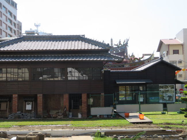 台南市街の散策、台南駅前中山路から中正路を歩いて度小月の本店で担仔麺を食べて林百貨、国立台湾文学館を見て緑園（湯徳章記念公園）に戻り公園路を歩きました。<br /><br />「気象博物館（旧台南測候所）」に入りました、館内を少し見学、丁度行った時に台湾の団体さんが来ていて案内を受けて回っていました、古い建物を見てすぐ後にある歴史ある古い料亭を復元整備した「鶯料理」に入りました、建物の外と中を見ました、建物内では日本の歌が流れてました、鶯料理を出てすぐ「北極殿」に、建物内を見てから公園路でジャカランダを見ながら歩いて成功路沿いにある宿泊で利用した「新朝代大飯店」に。<br /><br />ホテルで休憩後、そばにある興斎宮・大観音亭の境内と殿内を見て成功路を歩いて鴨母寮市場を見てから西門園環へ。<br /><br />