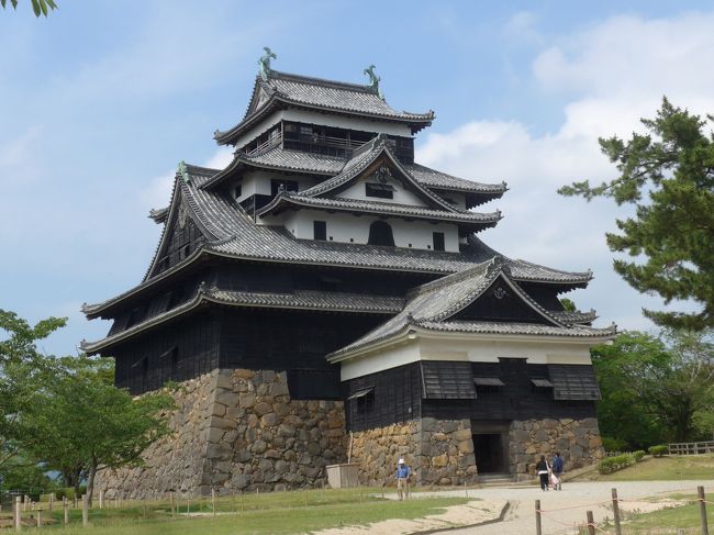 ６月二度目の島根訪県は松江市<br />前日は神社を三箇所廻って本日は時間の関係で江戸時代初期に建造された松江城、別名「千鳥城」に行ってきました。<br />約400年の歴史を誇る名状です。<br />城跡は、松江城山公園として利用されています。<br />お堀には遊覧船で堀川めぐりが出来るようになっています。<br />駐車場は30分以内は100円、1時間以内は300円です。