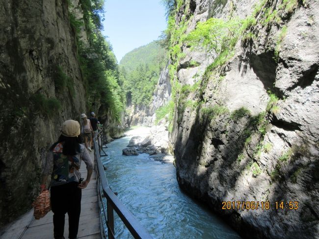 スイスの旅は「ツエルマット」から「氷河特急」に乗って、「ブリーク駅」へと一時間半の短い列車旅。そして、「アーレー渓谷」の観光。期待していたのですが、渓谷沿いに造られた遊歩道を約一時間歩くだけでした。ただスケールが大きいだけで、特に目を引くような特徴のある何かは観られなかった。その後、バスで「インターラーケン」・「ユングフラウ」の観光に移動する「峠道」の方が観光している気分を味わえた。<br /><br />「氷河特急」スイスアルプスのパノラマ旅行。「ツエルマット」から、最高地点「オーバーアルプ峠・２０３３m」を経て「Ｓt．モリッツ」まで２９１Ｋmを走るパノラマ列車。「乗車証明書（無料）」を頂いた。<br /><br />表紙の写真は「アーレー渓谷」と、遊歩道を歩く観光者。