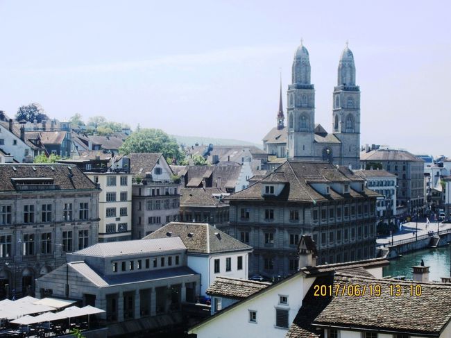 スイスの旅も後半になりました。「チューリッヒ」は「ジュネーヴ」と並んでスイスの中心的な都市です。首都は「ベルン」ですが、スイスの出入国は上記のどちらかになります。「ライン滝」・「バーンホフ通り」・「リンデンホフの丘」を観光しました。<br /><br />表紙の写真は「グロスミュンスター（大聖堂）」