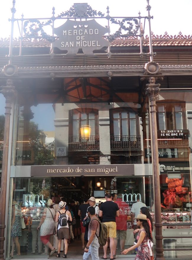 《mercado de San Miguel》マドリードのサンミゲル広場にある食料品市場。鉄骨造りの建物は1916年に建てられたもので、面積約1200平方メートル。　　出典：デジタル大辞泉<br /><br />スペインに行ったらパエリア、生ハム、スペインオムレツ、アヒージョ（エビなどのオイル煮）といった本場の料理を食べたいもの。これらをまとめて味わえるのがマドリードの旧市街ソルにあるサン・ミゲル市場（Mercado de San Miguel）です。<br />ガラス張りの建物の中にはおいしそうなスペイングルメがいっぱい。<br />市場全体がバル（酒場）になっています。そのため店にはたいていバーカウンターがあって、昼間から飲んでいる人もたくさんいます。スペインでは13時から16時までお昼休みをとる「シエスタ」の習慣があるから、平日でもこのように昼間から乾杯する姿が見られるのです。食生活にもお国柄が現れていますね。<br />http://yuuma7.com/%E3%83%9E%E3%83%89%E3%83%AA%E3%83%BC%E3%83%89%E3%81%AE%E3%82%B5%E3%83%B3%E3%83%9F%E3%82%B2%E3%83%AB%E5%B8%82%E5%A0%B4%E3%81%A7%E9%A3%9F%E3%81%B9%E6%AD%A9%E3%81%8D%E3%81%97%E3%81%A6%E3%81%BF%E3%81%9F/より引用<br /><br />サン・ミゲル市場　については・・<br />http://www.mercadodesanmiguel.es/<br /><br />「ボティン（BOTIN）」（スペイン、マドリード） <br />世界最古のレストランとしてギネスブックで認定されている「Botin（ボティン）」。しかし、このレストランが誕生したのは1725年のことで、時期としては比較的遅い。ギネスブックに世界最古と認定された要因は、恐らく大量に残る文献によるものだ。米国のカリスマ作家ヘミングウェイや北米出身のピュリツァー賞作家ジェームズ・ミッチェナー、英国人作家フレデリック・フォーサイスら著名作家たちが作品の中で、王室御用達のクラシックなマドリードスタイルを持つレストランとその悠久の歴史について触れている。<br />（http://www.recordchina.co.jp/b99933-s0-c30.html　より引用）<br /><br />ボティン（BOTIN）　については・・<br />http://www.todomadrid.info/sobrino-de-botin/<br /><br />マドリード（Madrid）は、スペインの首都である。マドリード州の州都であり、マドリード州の唯一の県であるマドリード県の県都でもある。英語等の発音から「マドリッド」ともいう。<br />人口は約325万人。2011年の都市圏人口は541万人であり、世界第57位、欧州では第5位である。 紋章はイチゴノキとクマ。<br />（フリー百科事典『ウィキペディア（Wikipedia）』より引用）<br />  <br />憧れのスペイン10日間　　（ルフトハンザ　ドイツ航空利用）<br />コース番号：E527A　　ブランド：トラピックス　総額　327,750円<br />8日目<br />09：00；ホテル発。<br />マドリッド旧市街観光(3時間)（○スペイン広場→○王宮→○オリエンテ広場→○サンイシドロ教会→大人気グルメスポット○サン・ミゲル市場→○マヨール広場、○プエルタ・デル・ソル、スペイン唯一のデパート☆『エルコルテ・イングレス』にてショッピング体験）。<br />午後；自由行動。<br />【宿泊地：マドリッド泊】  ●プラガ　　（2連泊）