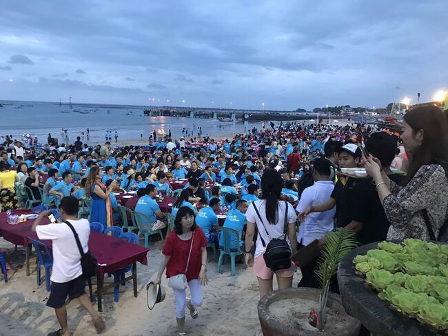 今回試しに中国ツアー会社主催のバリ島ツアー(5泊7日)に参加してみました。<br />中国人グループの凄まじさは各地で見て知っていましたが、5日間の内2日間は終日フリーだし、何とかなるだろうという気持ちと怖いもの見たさもありました。<br />結果は、。。。悪夢を見ているようでした。<br />私達のツアーは総勢22名、とても感じが良く、中国人特有の煩さ、大声は全く無い人達で快適だったのです。<br />しかし、バリ島では行く先々全て中国人だらけ。恐怖にも似た圧迫間を感じるほどでした。<br />2日でツアー離脱。後半はクタビーチを満喫して過ごしたのです。<br /><br />6.25 04:10 成都発ガルーダ・インドネシア航空<br /> 10:30 デンパサール着<br />6.26<br />6.27 ツアーから離脱→クタへ。<br />6.28<br />6.29<br />6.30 20:00デンパサール発<br />7.01 2:30成都着