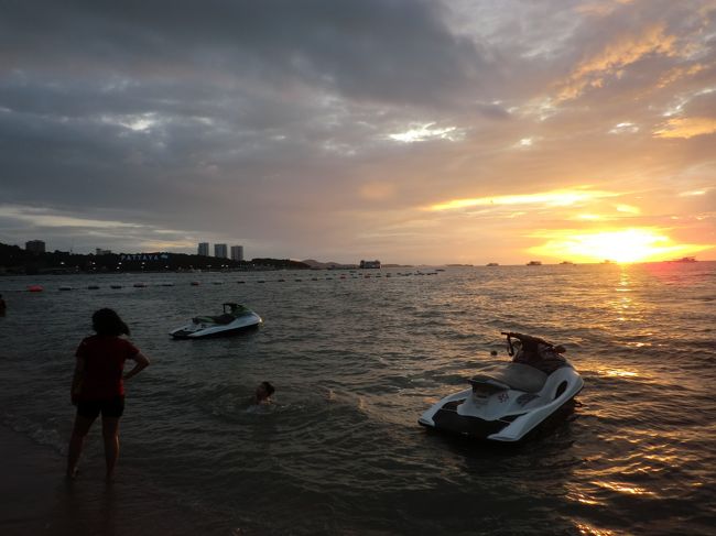 平成２５年<br />初めて　タイ王国に行った時の投稿です。<br /><br />今まで　なぜ　訪れなかったのか？<br />と　思わせる程の　素晴らしい場所です。<br />今回　誘って頂いた　先輩に　感謝です。<br /><br />バンコクを満喫し<br />パタヤビーチに　やって来ました。