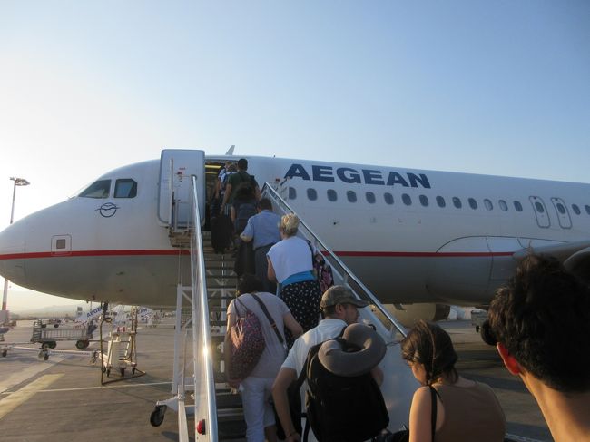 　エーゲ航空の国内線で、アテネからサントリーニ島を往復しました。夏のシーズンともあって、往復共に満席に近いフライトでした。短いフライトでしたが、サービスを頑張ってくれました。