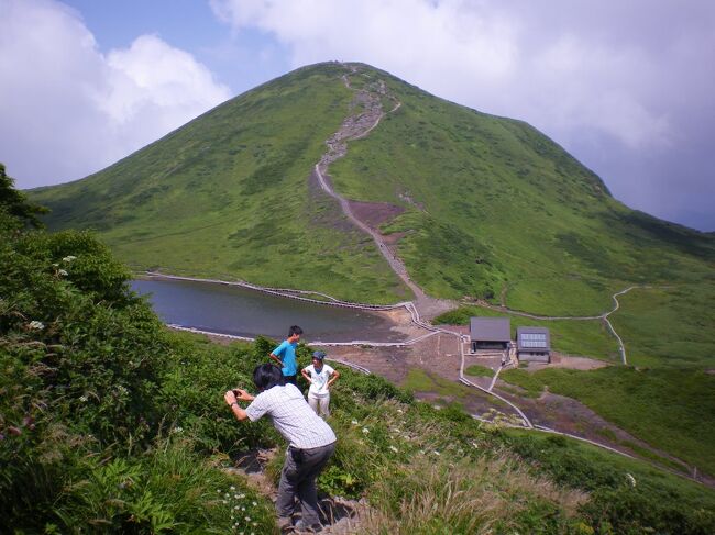 冬は何度か訪れた田沢湖に家族で行ってきました。長男(大２)、三男(高１)、末娘(中１)に、珍しく(笑)妻も一緒です。<br /><br />初日は前から気になっていた小岩井農場にも行きました。高価なランチが美味しかった(苦笑)<br /><br />２日目は、花の山として有名な秋田駒ヶ岳に登りました。盛りはすぎていましたが、思ったよりずっと高山植物が多くて感激しました。特にミヤマリンドウが印象的。８合目までバスで行けるので楽チンな半日ハイキングでした。<br />宿のご厚意で田沢湖の夕日も見られて、満足な一日。<br /><br />３日目は、乳頭温泉に日帰り入浴に行きました。蟹場、大釜など特色ある温泉があるので、次回はここで２～３日ゆっくりして、山と温泉を楽しみたいものです。<br /><br />最終日は久しぶりだからと、東京ディズニーランドに行ってみました。うーむ、完全にミーハー！<br />