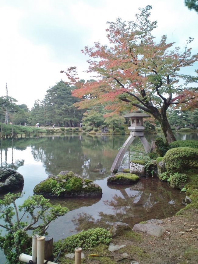 兼六園は、水戸の偕楽園、岡山の後楽園とともに、日本三名園のひとつ。<br />宿泊は金沢駅前、夜は金沢の美味しいものをいただきましたー！