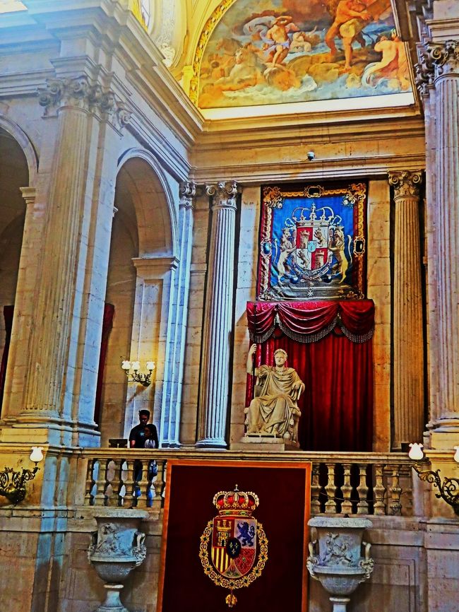 マドリード王宮 （Palacio Real de Madrid）は、スペイン・マドリードにある宮殿。オリエンテ宮（Palacio de Oriente）とも呼ばれる、スペイン王の王宮である。実際には国王や王族は住んでおらず、彼らは郊外にあるマドリード王宮より小さなサルスエラ宮殿に好んで暮らす。しかし、マドリード王宮はいまだ国の行事に使用されている。宮殿はスペイン政府の所有で、外局パトリモニオ・ナシオナルが管理している。<br /><br />王宮は、マドリードのダウンタウン西部バイレン通りにある。東はマンサナーレス川で、マドリード地下鉄オペラ駅が最寄りである。宮殿は、公的行事で使用される時を除き、一般公開されている。<br /><br />フェリペ2世は1561年に宮廷をマドリードに移した。新たな宮殿の建設は1738年から1755年にかけて行われベルニーニ風に建てられた。協1764年に新たな宮殿を占有したのは、カルロス3世であった。<br />広大な宮殿は、ディエゴ・ベラスケス・・といった芸術家の作品で贅沢に飾られている。歴史的に重要性のある王家の収集品のいくつかは宮殿内にあり、13世紀以降の兵器類を収める王立武具博物館、世界で唯一の完全なストラディヴァリウスの弦楽四重奏、タペストリー、磁器類、家具などを含む。<br />（フリー百科事典『ウィキペディア（Wikipedia）』より引用）<br /><br />スペイン王宮については・・<br />http://www.patrimonionacional.es/<br />http://kitagawa.ws/palaciorealdemadrid/<br /><br />マドリード（Madrid）は、スペインの首都である。マドリード州の州都であり、マドリード州の唯一の県であるマドリード県の県都でもある。英語等の発音から「マドリッド」ともいう。<br />人口は約325万人。2011年の都市圏人口は541万人であり、世界第57位、欧州では第5位である。 紋章はイチゴノキとクマ。<br />（フリー百科事典『ウィキペディア（Wikipedia）』より引用）<br />  <br />憧れのスペイン10日間　　（ルフトハンザ　ドイツ航空利用）<br />コース番号：E527A　　ブランド：トラピックス　総額　327,750円<br />8日目<br />09：00；ホテル発。<br />マドリッド旧市街観光(3時間)（○スペイン広場→○王宮→○オリエンテ広場→○サンイシドロ教会→大人気グルメスポット○サン・ミゲル市場→○マヨール広場、○プエルタ・デル・ソル、スペイン唯一のデパート☆『エルコルテ・イングレス』にてショッピング体験）。<br />昼食：バルを体験　その後；自由行動・・（王宮入場見学）<br />【宿泊地：マドリッド泊】  ●プラガ　　（2連泊）