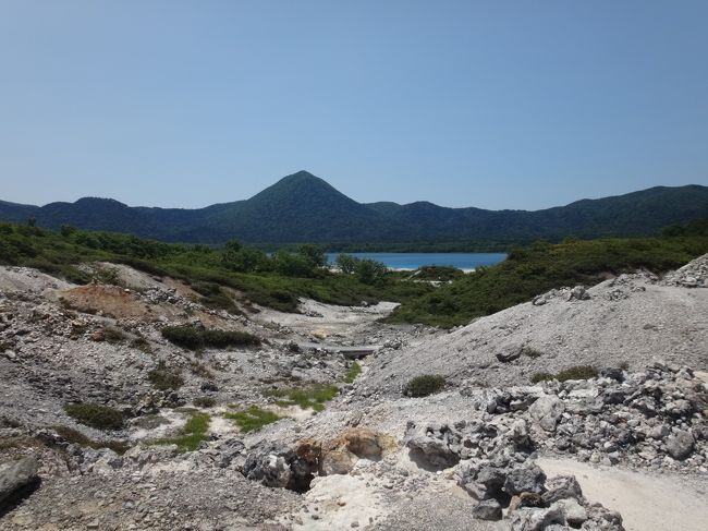 2017.6　下北半島　恐山<br /><br />　　「現世と来世をつなぐ場所」・・・・にしては、今年の恐山は快晴で、本州の真ん中は梅雨真っ盛りの６月末、梅雨前線もここまで来ません。<br /><br />【恐山】<br />　この時期、毎年東北地方はお年寄りの観光客で混雑？で、・・・<br />JR東日本さんの「大人の休日倶楽部パス」、４日間新幹線も乗り放題で15,000円、JR東日本管内の本州最北端の駅は大湊線の「大湊駅」、一つ手前の「下北駅」は下北半島の玄関口、２両編成の電車は毎年、満員です。<br /><br />　9世紀に慈覚大師により開山され、途中廃寺となり、14世紀に宗洞宗円通寺により再興されたといわれます。<br /><br />　東北の霊場としても有名ですが、現在の院代（住職代理）が南　直哉（みなみ　じきさい）という変わった経歴をお持ちの禅僧、自身のブログや著作者としても活躍中、作品のなかにあるイタコとカナダからの観光客の逸話は驚愕です。<br /><br />　10年前に行われた地質調査では、付近の地中から金の含有量が異常に多い沈殿物が発見されたとのこと、この付近は世界でも最高の品質の金の鉱脈だそうです。<br />　現在は国定公園に指定され、開発禁止。<br />　掘削しようとする人は、地中には高濃度の砒素と硫化水素が含まれるため、命の危険があると言われています。<br /><br />　それでも、スコップ片手に地中を掘る観光客は、万が一絶命しても、恐山入り口の少し手前に「三途の川」が流れているので、地獄にいくのは便利です、・・・が、<br />　近くにある「赤い太鼓橋」は罪人には渡れないそうですので、三途の川を泳いで渡る覚悟が必要です。　<br /><br /><br /><br />【YANAI&#39;s　HOME】・・・・BGMは　Chris Bottiの　「Caruso」で。<br />　　　↓<br />http://yanai.la.coocan.jp/index1706osorezan.htm<br /><br />