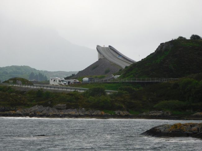 2013年8月にドライブ旅行して感動したノルウェーを、4年振りに再訪しました。<br />ベルゲンから、ハダンゲル→ソグネ→ガイランゲルの各フィヨルドを見てから、アトランティックロードを目指しました。<br />1日目は、ガイランゲルからモルデまで。<br />2日目は、モルデからアトランティックロードを廻り、モルデに戻って、レンタカーを返却。空路ストックホルムに移動しました。<br /><br />→ホームページの記事は、<br />http://ken.image.coocan.jp/sub330.html<br />旅行館書庫(ドバイ・北欧編)<br /><br />