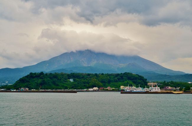 少しずつマイル修行をする事に目覚めてきたワイフを焚き付けて、鹿児島まで行って来ました。<br /><br />「そう言えば入籍してから従兄弟全員に会っていないよねー」<br />「あれ、来月二人そろって三連休があるんじゃない？」<br />「お！JALが安いチケット出してるよ！」<br />「ｺﾞﾆｮｺﾞﾆｮ…FOPも貯まるんじゃない？…ｺﾞﾆｮｺﾞﾆｮ」<br /><br />斯くして、九州本土側の鹿児島へ乗り継ぎ以外でも行くのは私も初めて。<br />思っていた以上に見所満載で2泊3日では足りない鹿児島見物へレッツゴー！<br /><br />---前回までのあらすじ---<br /><br />鹿児島に到着した初日はさつま揚げからシロクマまで各種ご当地グルメの食い倒れに精進したSalaam夫婦。<br />言わずもがな各種肴を流し込むのは名産、薩摩の焼酎たち。<br /><br />本格的な観光を開始したのは翌日の2日目になってから。<br />JR九州が世に誇る観光列車の一角『指宿のたまて箱』に乗り砂蒸し温泉、龍宮神社、知覧武家屋敷と薩摩半島の王道観光ルートを巡り、夜は再び黒豚しゃぶしゃぶをうまい焼酎と頂きほろ酔い。<br /><br />さぁ、泣いても笑っても最終日。最後まで満喫いたしましょう！