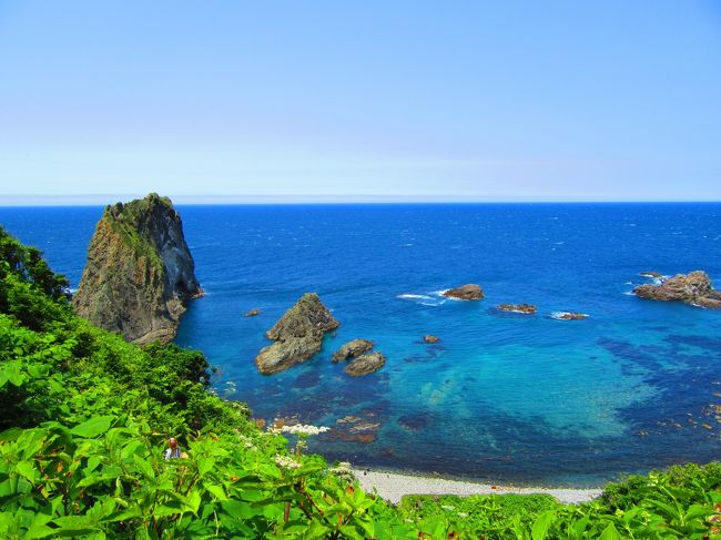 来年、ANAマイルを使って近場の海外旅行に行こうと決めていたところ、少~しだけマイルが足りない。ポイントサイトのポイントをマイルに移行するにも時間がかかってしまう。もたもたしていると航空券が取れなくなってしまう(´・ω・`)<br />そう考えた末、”そうだ!!北海道行こう”となったのです。<br /><br />今回は空港までの交通費を節約する為に、使い勝手が悪い地元の空港を利用する事にしました。<br />55日前予約で北海道、新千歳空港まで25000円。いつも利用しているセントレア空港からでも26000円。じゃあ、地元空港にするかな・・・と決めたのです。<br /><br />この空港の良い所は駐車場が無料な事。6年前に一度利用したきりで、今回2回目の利用。ほんとに小さな小さな空港。一日の発着便もすごく少ないです。展望台はあるけど、飛行機を見られる時間はほんの少しだけ。<br />県民はいつも思っています。<br /><br />「この空港、必要ですか?」<br /><br />しかも、新千歳空港の現地到着時間と帰りの出発時間を考えると、遠くには行けません。<br /><br />行き・・・16時15分発、千歳到着時間17時55分(実際は出発時間が遅れて、現地到着は18時半)<br />帰り・・・10時半発、地元空港到着12時20分<br /><br />なんとも中途半端な時間です"(-""-)"<br /><br />無理くり休みを駆使して4泊5日にしたけど、初日と帰りの日は移動のみ。観光で使えるのは3日だけ。<br /><br />ほんとうは知床とか十勝とか行ってみたいのだけど、これじゃあ無理!!<br /><br />しゃあないので小樽と札幌をうろうろする事にしました。<br /><br />いつものように写真だけは撮りまくり、300枚越え(;^ω^)<br />なので3回に分けて投稿します。<br /><br />2日目~3日目(午前中)・・・小樽、積丹観光。<br />3日目(午後)~4日目・・・札幌観光。<br />1日目、5日目・・・空港⇔ホテル 移動