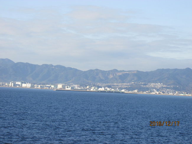 今日は日本列島の最南端、大隅半島の佐多岬まで行く積もりで朝一番に朝食を済ませ、九州に強い「スカイ」レンタカーの事務所が開くのを待つようしてホンダの軽Ｎ－Ｂｏｘを借りて、垂水フェリー乗り場へ向かった。陸路を行くか、錦江湾を横断して垂水に出るか迷ったが、事務所の人に聞くと、フェリーの方が遥かに早く、便利とのこと。そこで鹿児島港の道順を教えてもらい、県庁近くのフェリー乗り場にやってきた。<br /><br />フェリーは内航航路の割にはかなりの大型で、トラック自家用合わせて１００台以上は積載できそうで、指宿の砂風呂で有名な岩崎観光が運営している。Ｎａｖｉがついてはいるが、道に迷ったりして、港に着いた時は丁度乗船が開始された直後で、当方も並んで進む車の最後尾についてフェリーに乗船した。レンタカーではあるが、乗用車を運転してフェリーに乗ったのは何年振りだろう・・。余りにも古い事で直ぐには思い出せない。いや、ちょっと待てよ、あれは何年か前に熊野三山、大台ケ原を登った帰り、志摩から伊良湖へ渡った時の伊勢湾フェリーに乗船した時だからもう４－５年にはなるか・・。<br /><br />フェリーはガラガラガラという、乗船用の鉄板を引き上げるチェーンの音とともに離岸し、ゆっくり錦江湾を進んでいく。鹿児島市街地がどんどん遠のき、前方に見えていた桜島がどんどん近づいてくる。湾の中ほどまで来ると、鹿児島を含む陸地全体と、その後方の峰々も燃えてくる。霞がかかっているようで、はっきりとは見えないが、高千穂の峰は秀麗だからすぐに目につく。それとひときわ高い、頭一つ飛び出た開聞岳が海岸線近くの山並みを抑え込むようにして、立っている。<br /><br />内航だから行きかう船や貨物船、フェリーなども多い。奄美大島、トカラ群島等々、鹿児島は沢山の離島を持っているので、往来する客船も多いのだ。沖縄の竹富町役場が竹富島ではなく、石垣市内に置いてあるように、１０の離島からなっている十島村役場も吐?喇の島の中ではなく、鹿児島市内に設置してある。石垣港や鹿児島港がそれぞれの離島へのハブ機能となっているのだから、その方が利便性が高いのだ。そんな風に行き交うフェリーや周辺の山並みを見ている内に、１時間も掛からずに垂水港入港が見えてきた。　<br />