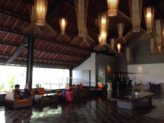サヌールにあるホテル「the oasis Lagoon」に<br />いつもお世話になってるお方と2泊3日しました。<br />ハーディーズの隣にあります。<br />朝食はブッフェスタイル。<br />